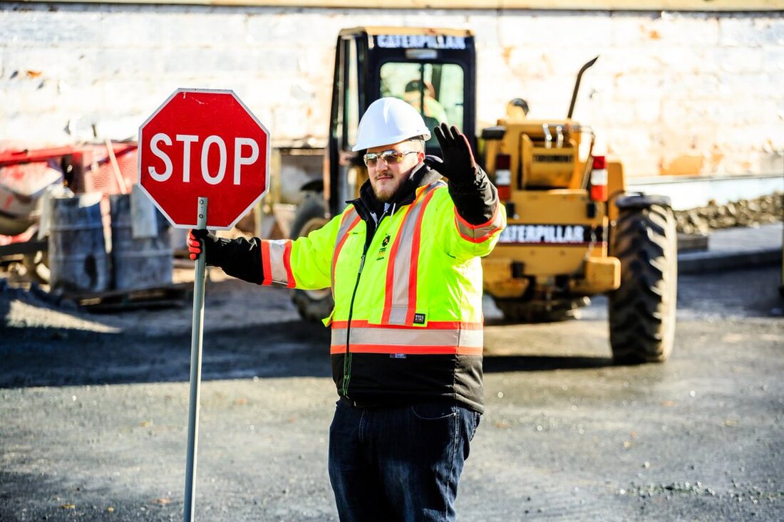 traffic control flagger flagging training worksafebc certificate certification course  bc vancouver surrey burnaby victoria nanaimo richmond langley delta coquitlam maple ridge abbotsford chilliiwack kamloops kelowna